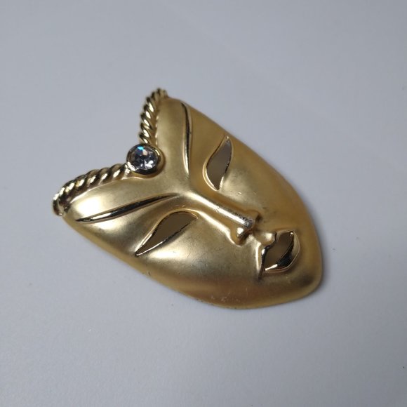 Vintage Decorative Metal Mask Brooch - Picture 4 of 13